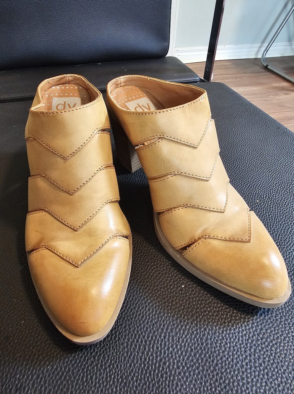 DV by Dolce Vita Men's Tan Chevron-Panel Leather Slip-On Mules Size 8
